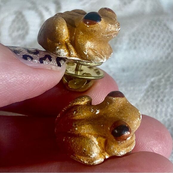 Vintage Frog Lapel Pins or Tie Tacks Set of Two Brown Resin Enameled Frogs - Picture 2 of 6